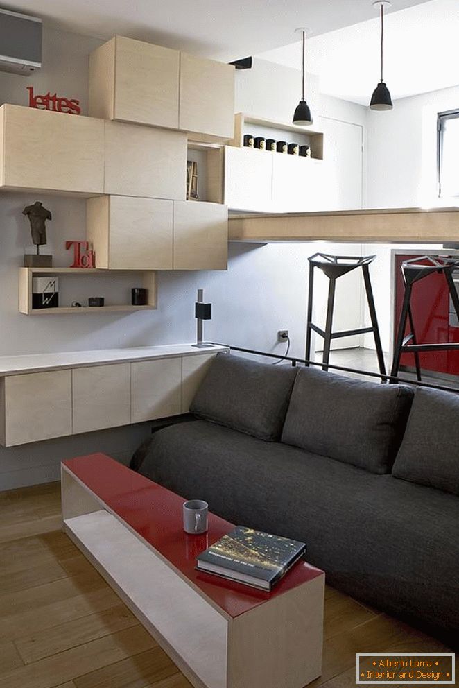 Notranjost majhnega apartmaja v Parizu
