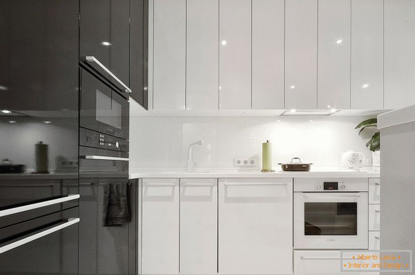 Notranjost kuhinje v črno-beli barvi
