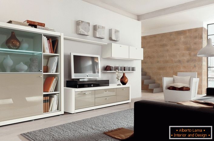 Uporaba modularnega pohištva v sodobni dnevni sobi ne preobremenjuje prostora prostora.