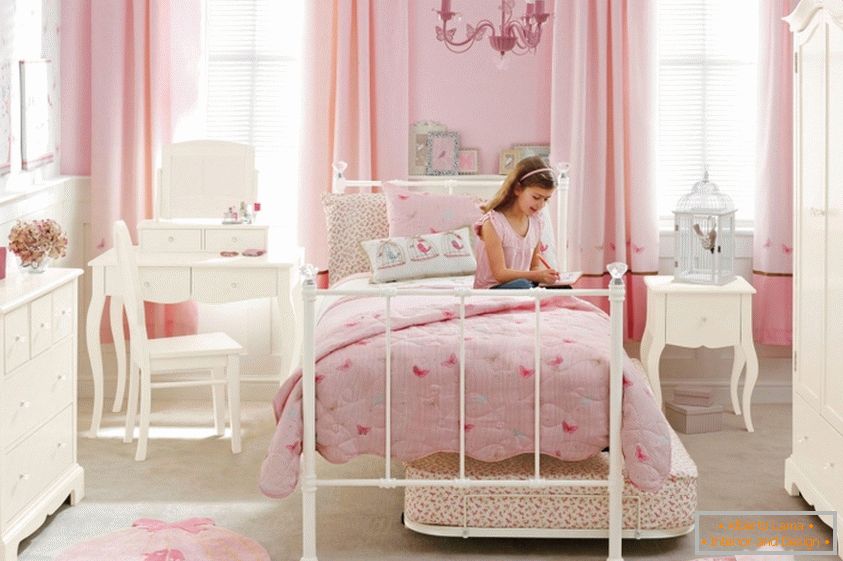 Oblikovanje otroške sobe v roza barvah