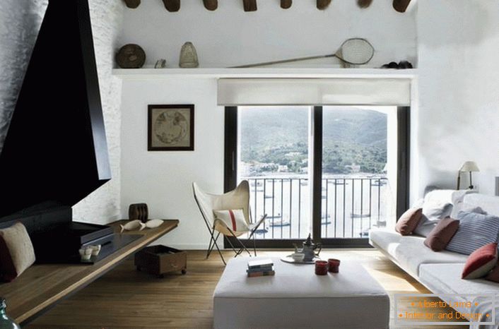 Sredozemski stil pomeni dobro osvetljeno notranjost. Zato okna dnevne sobe ne obesijo zavese ali debele zavese.
