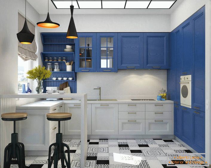 Ugodna v notranjosti Mediterana izgleda tudi kombinacija bele in nasičene modre barve. Kuhinja je opremljena z velikim številom funkcionalnih in prostornih polic in predalov.