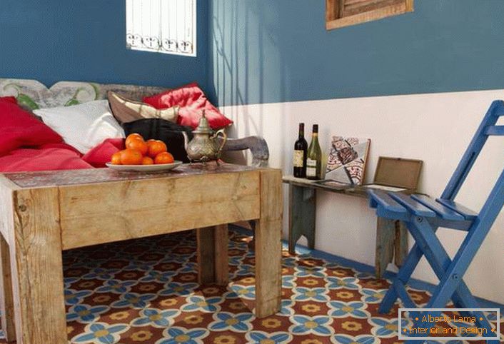 Kreativna rešitev za dvorano v mediteranskem slogu je kava miza iz grobega, neobdelanega lesa. 