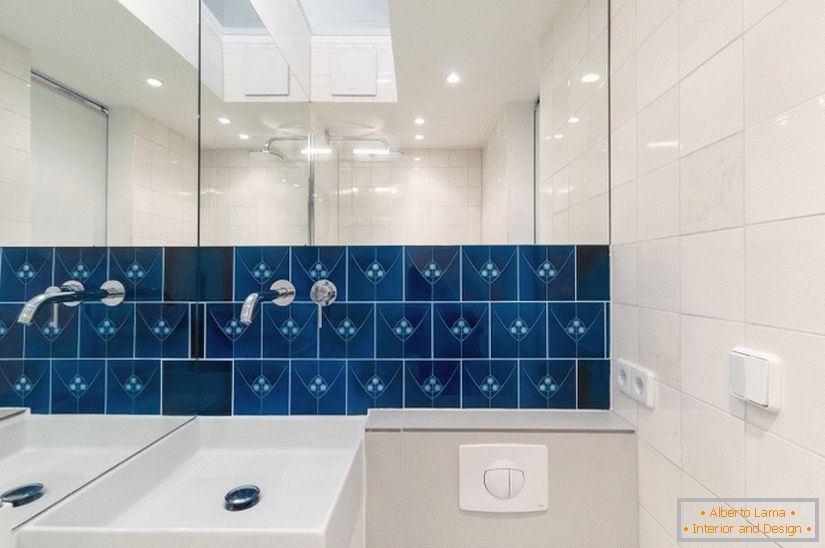 Modre ploščice v beli kopalnici