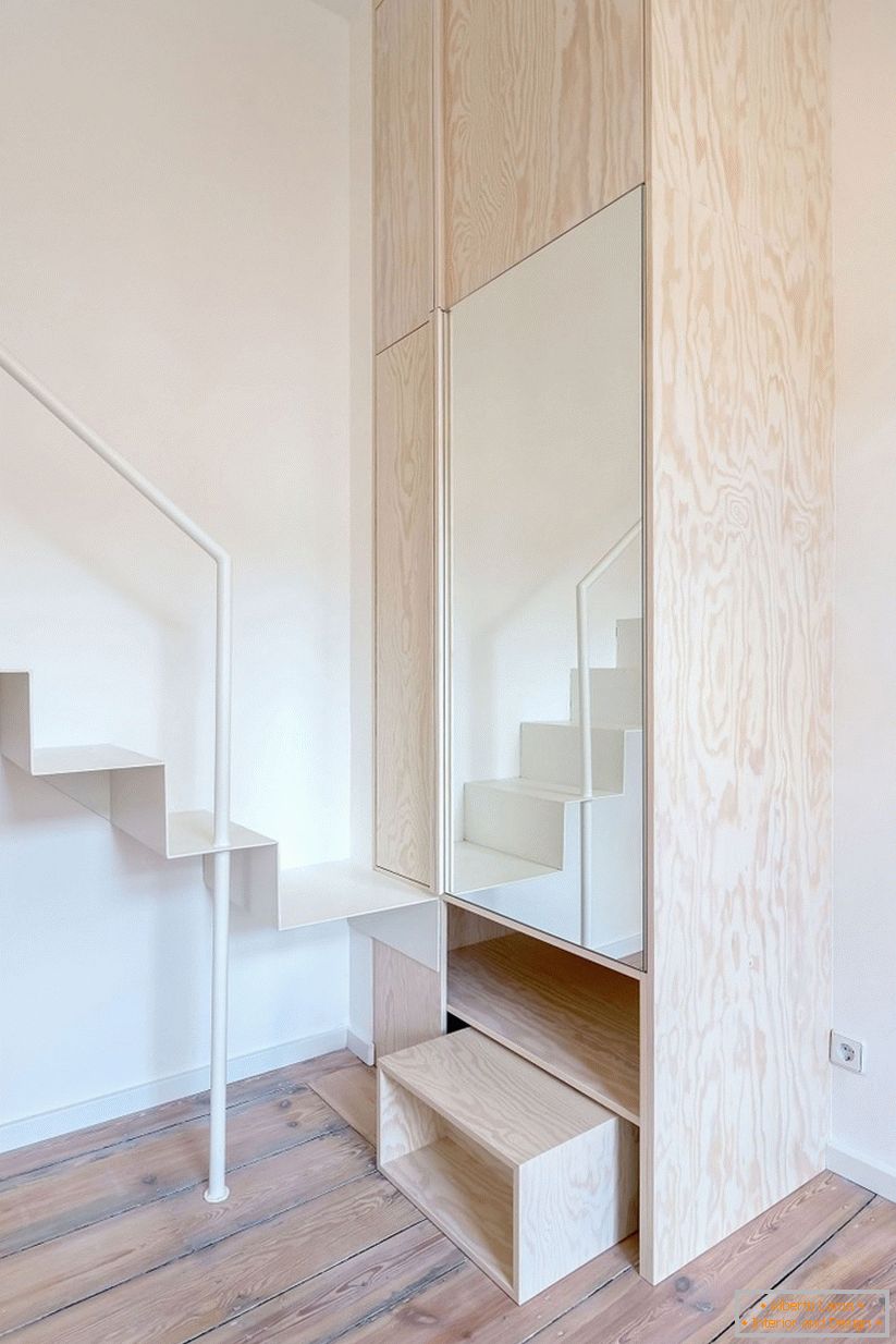 Zrcalna omara na stopnicah