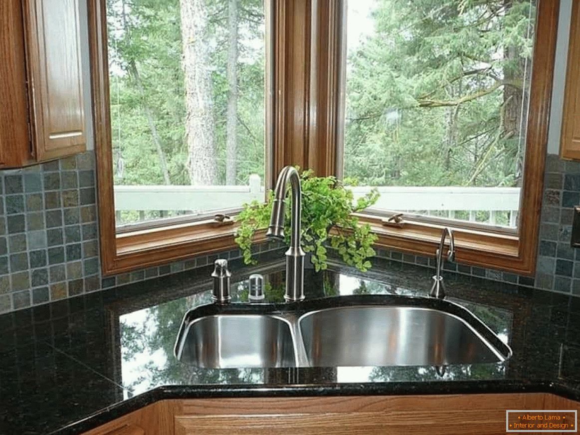 Korner potopi v kuhinji z oknom