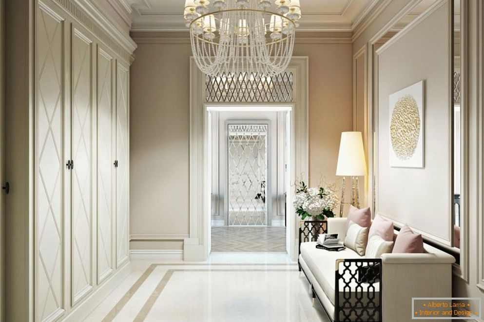 Svetlo nadstropje na hodniku v klasičnem slogu