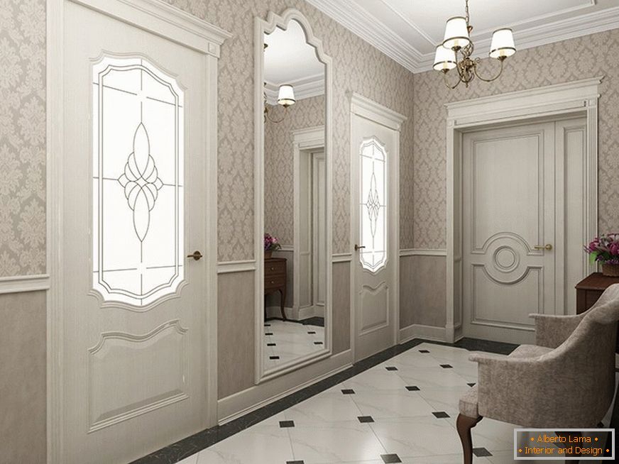 Svetle stene na hodniku v klasičnem slogu