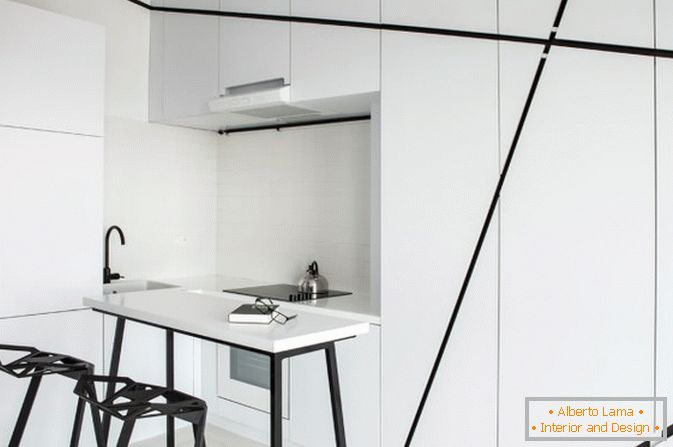 Kuhinja studio apartma v črno-beli
