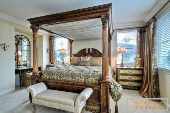 Velika postelja na feng shui v spalnici v klasičnem slogu