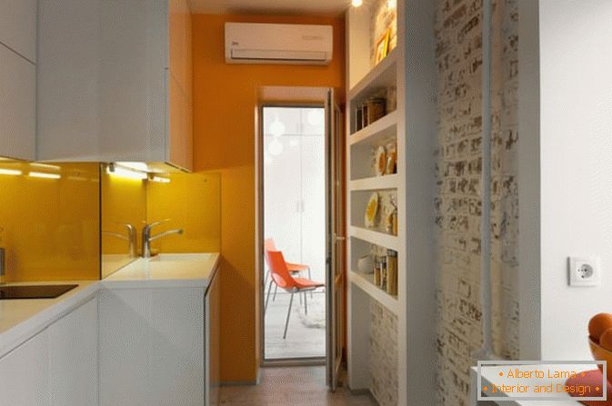 Kuhinja majhnega studio apartmaja v Kijevu