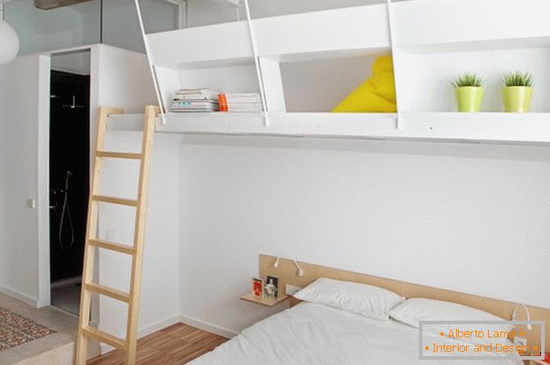 Projekt mini apartma: spalnica v beli barvi
