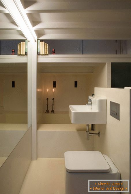 Notranjost kopalnice v zelo majhnem stanovanju
