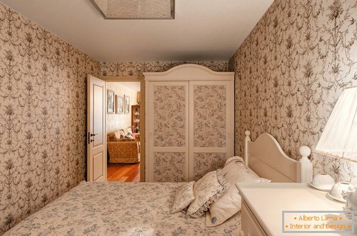 Udobna spalnica v deželi v majhni hiši na jugu Italije.
