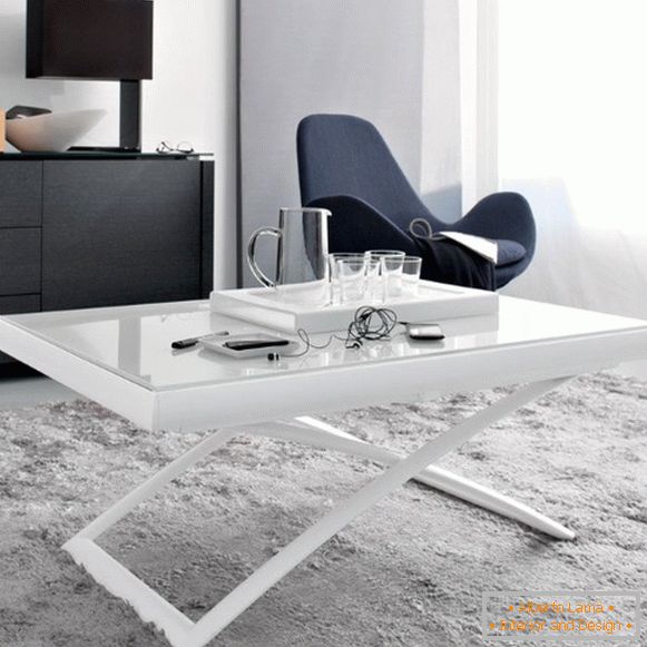 zložljiva miza v beli barvi s steklenim vrhom