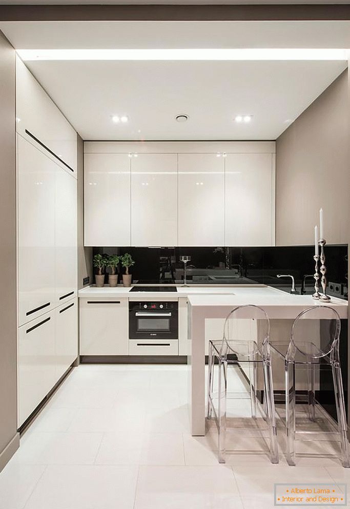 Elegantna črno-bela kuhinja v majhnem prostoru