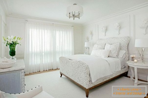Notranjost spalnice v beli barvi