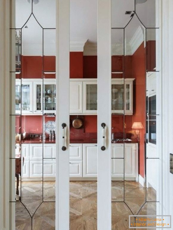 Elegantna drsna vrata za kuhinje iz lesa s steklom