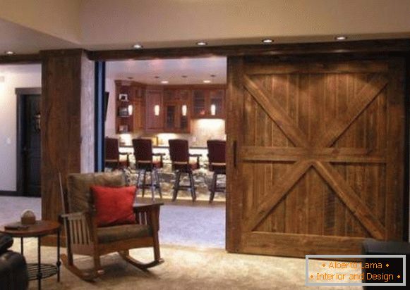 Lesena drsna vrata za kuhinjo v rustikalnem slogu