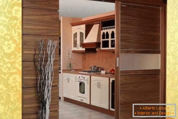 Moderna lesena drsna vrata za kuhinjo - fotografija v notranjosti
