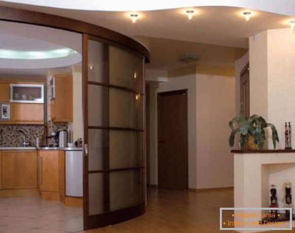 Drsna vrata radia v kuhinjo - fotografije iz lesa s steklom