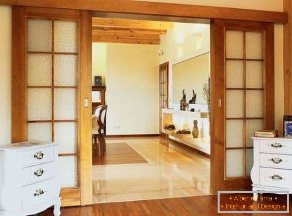 Klasična drsna vrata med kuhinjo in dnevno sobo - fotografija lesa s steklom