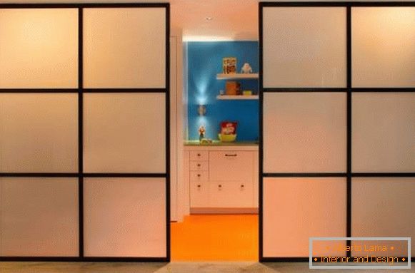 Moderna drsna vrata med kuhinjo in ostalimi prostori