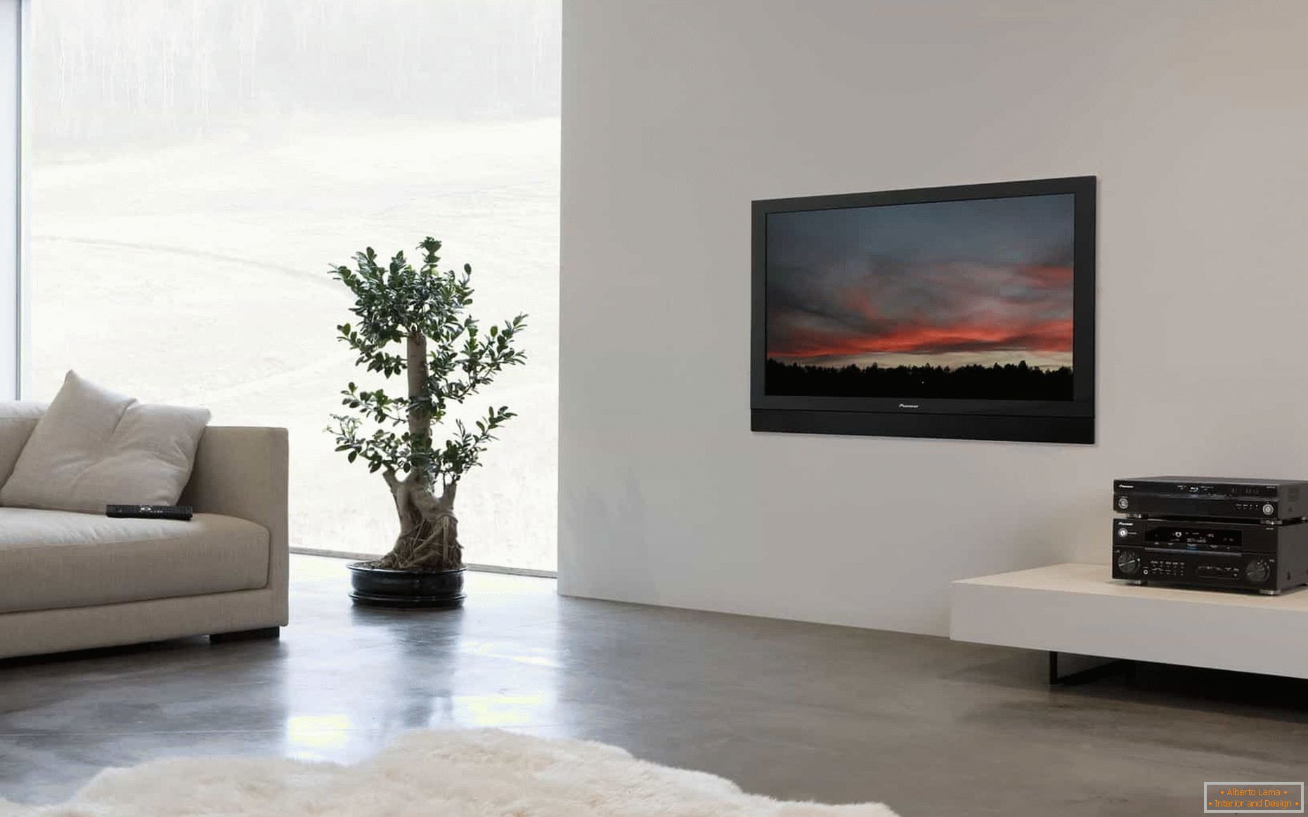 TV na beli steni v dnevni sobi