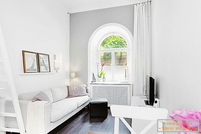 Notranjost apartmaja je v skandinavskem minimalizmu 17 kvadratnih metrov