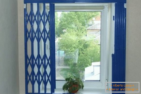 Notranje rešetke на окна - раздвижные синего цвета