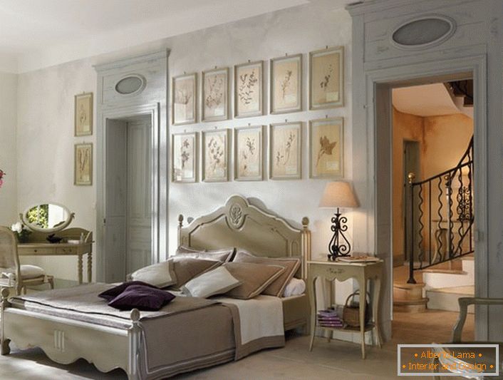 V skladu s tradicijami francoskega sloga za spalnico je bila izbrana laconska lahka pohištvo iz lesa. Zanimiva detajlija je kolaž slik nad glavo postelje.