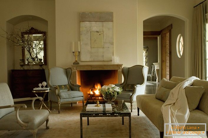Eden od notranjih elementov, ki je primeren za dekoriranje sobe v francoskem stilu, je kamin. Ognjišče na ognju v elegantni plošči ne bo samo izredno dekorativni del, temveč tudi element ogrevalnega sistema v hladni sezoni.