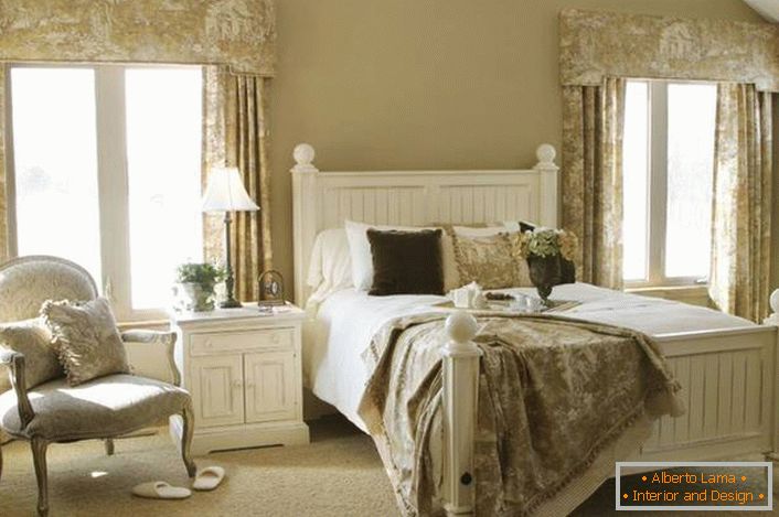 Romantični slog v spalnici gostov je edinstvena eleganca. Svetleče beige barve v kombinaciji z belo pohištvo izgledajo nežno, ustvarijo prijetno vzdušje za sprostitev.