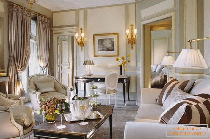 Majhna soba za goste je zasnovana v skladu z zahtevami francoskega stila. Dober primer razsvetljave za dnevno sobo. 