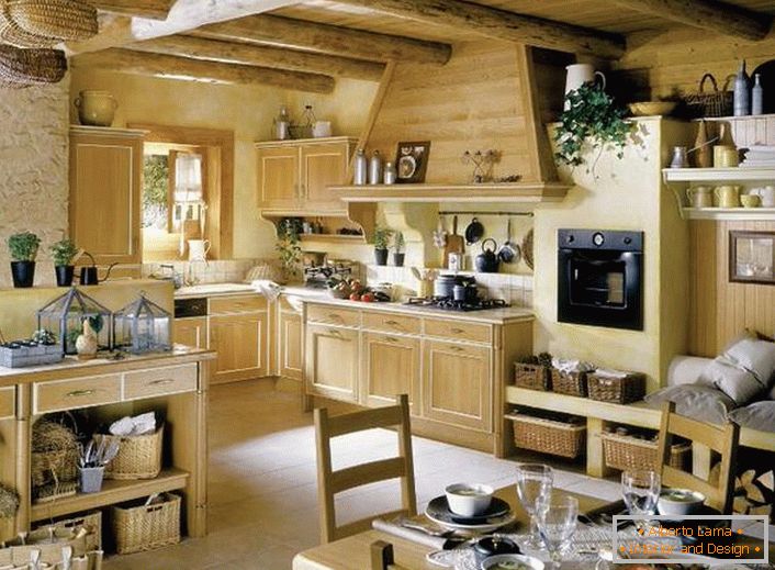 Kuhinja v francoskem slogu masivnega lesa je okrašena s cvetjem, ki je enakomerno razporejen po prostoru. 