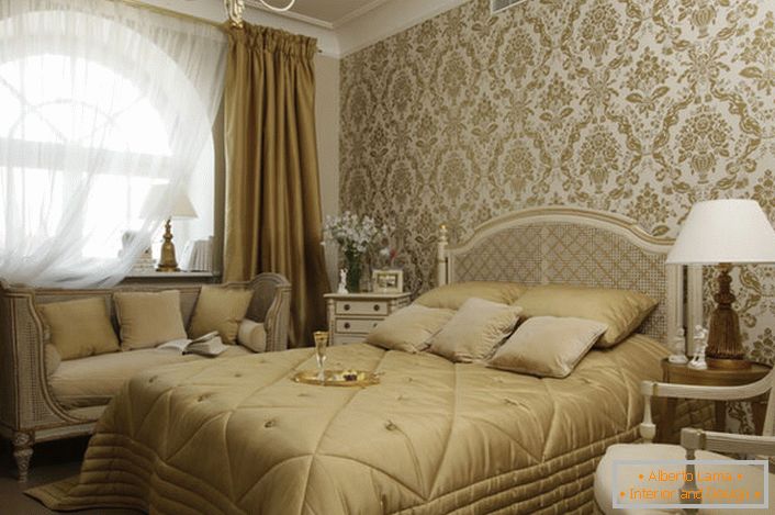 Majhna družinska spalnica v francoskem stilu z velikim obokanim oknom je elegantna in spektakularna.