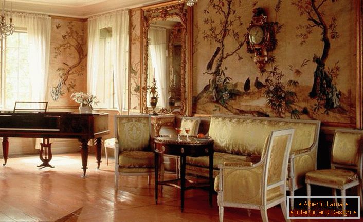 Luksuzna dnevna soba v slogu Empire je primerna za izvrstno dekoracijo.Lastnik hiše, najverjetneje, rad igra klavir, ki se dobro prilega celotni sliki notranjosti. 