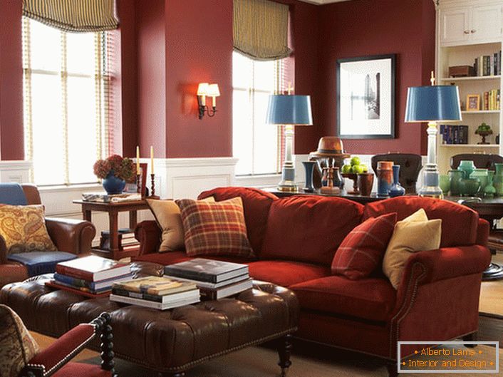 Elegantno pohištvo v prostorni dnevni sobi. Neverjetna harmonija rdeče v tradicionalni angleški notranjosti. 