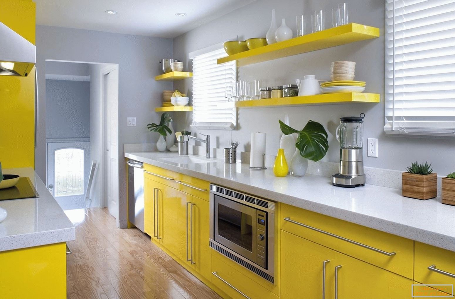 Kombinacija rumenega pohištva in sivih sten v kuhinji