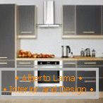 Kombinacija sivega in svetlega lesa v kuhinji