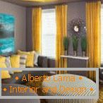 Kombinacija sivih sten in rumenih zaves v dnevni sobi