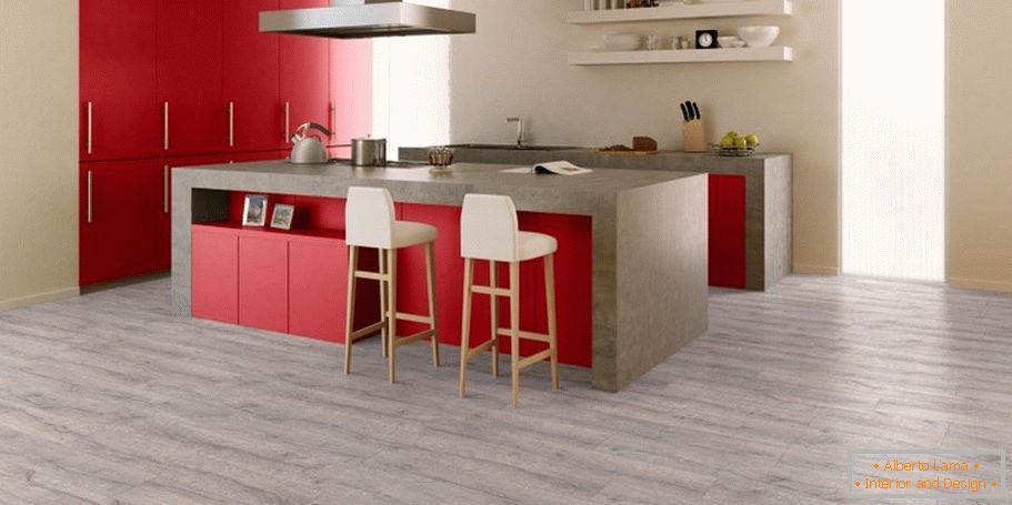 Kombinacija sive talne obloge, bežne stene in rdeče pohištvo v kuhinji