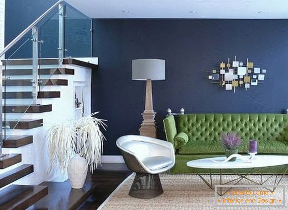 Zelena kavča in modre stene v dnevni sobi