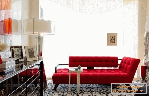 Majhna elegantna dnevna soba z rdečim kavčem