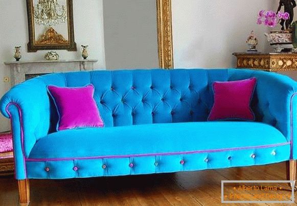 Svetlo modra z roza kavčem v dnevni sobi
