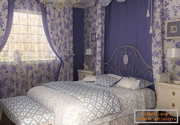 Kombinacija bele in vijolične v notranjosti spalnice