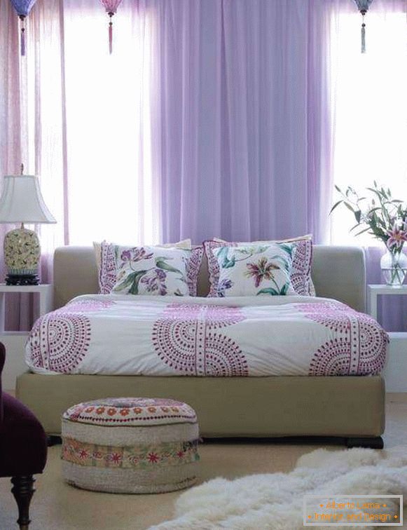 Prozorne vijolične zavese v spalnici - fotografija v notranjosti