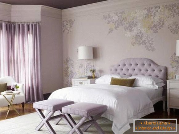 Vijolična ozadja, zavese in strop v spalnici - fotografija