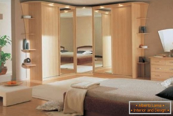 Kotni omari v notranjosti spalnice - fotografije iz lesa in ogledal