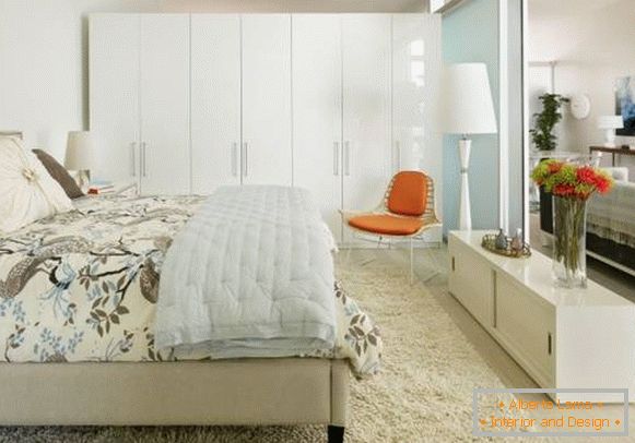 Moderna garderoba v spalnici v beli barvi